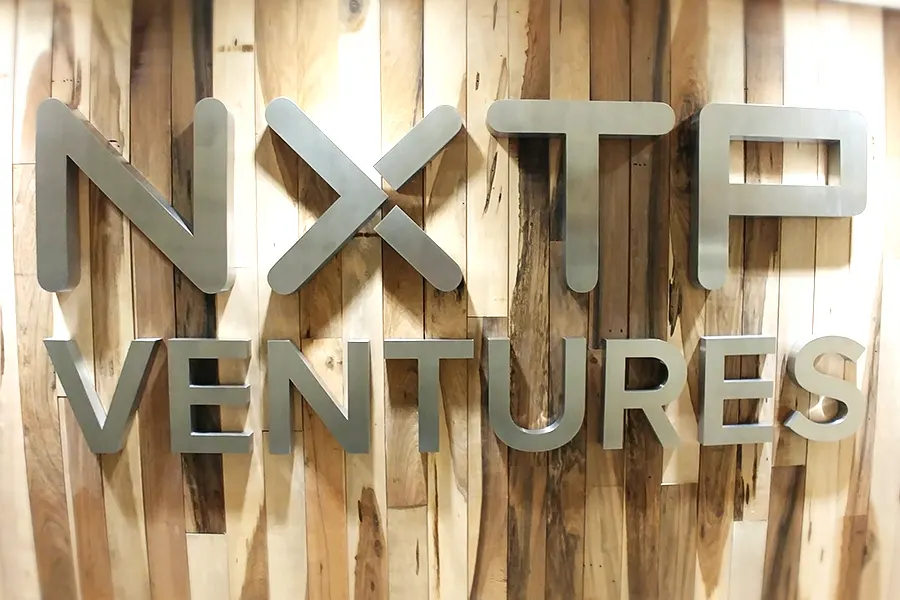 NXTP Logo Acero Inoxidable